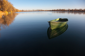 Herbstteich mit Boot/9537994