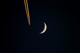 Mond und Flugzeug /10545663