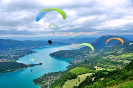 Gleitschirmflieger über dem See Annecy/11454135