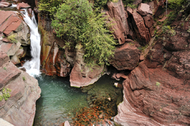 Schlucht mit Wasserfall/11617305