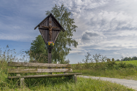 Wegkreuz und Holzbank im Bayerischen Wald in Grüb bei Grafenau/11706428