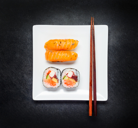 Sushi und Sashimi auf Weißem Teller/11857182