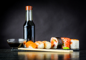 Sushi und Sashimi mit Sojasauce/11857194