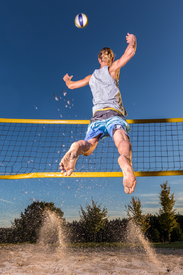 Beachvolleyballer im Sprung/11878940