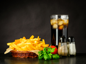 Pommes und Glas Cola/11904277