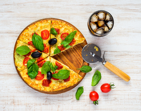 Angeschnittene Pizza mit Cola/11907170