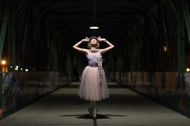 Portrait einer Ballerina auf nächtlicher Straße/11956877
