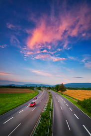 Schnellstraße unter frabenfrohem Himmel/12207482