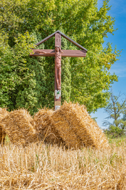 Strohballen unterm Kreuz/12617869