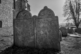 Grabsteine auf einem Friedhof aus dem Mittelalter/12727164