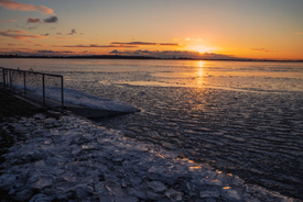 Eisiger Sonnenuntergang am See/12801293