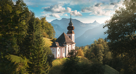 Eine idyllische kleine Kirche mitten in der Natur/12802356