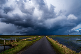 Dunkle Wolken über dem Land/12803417