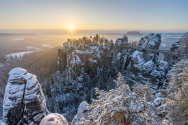 Sonnenaufgang an der Basteibrücke im Winter/12811652