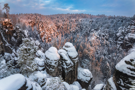 verschneites Elbsandsteingebirge/12813416