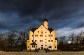 Dunkle Wolken über dem Wasserschloss Klaffenbach /12818409