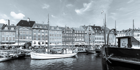 Nyhavn in Kopenhagen - monochrom/12820103