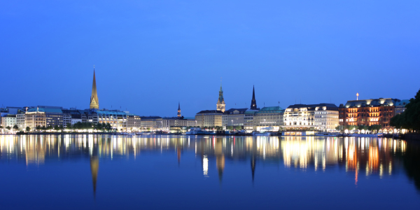 Bild-Nr: 10645524 Hamburgs Blaue Stunde Erstellt von: FotoDeHRO