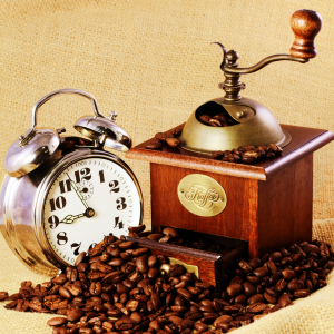 Bild-Nr: 10776441 Coffee grinder with coffee beans and clock Erstellt von: Falko Follert