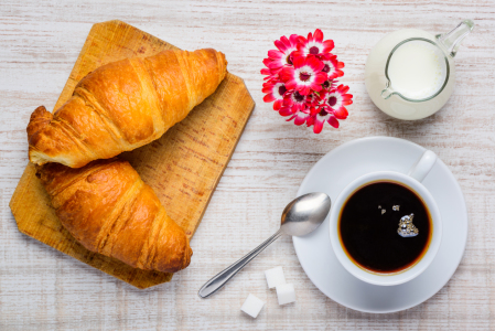 Bild-Nr: 11908842 Kaffee mit Milch und Croissant  Erstellt von: xfotostudio