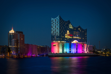Bild-Nr: 11928022 Elbphilharmonie in Regenbogenfarben beleuchtet Erstellt von: Hamburg-Impressionen