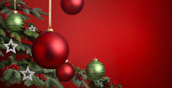 Bild-Nr: 12761729 Roter Weihnachtshintergrund mit Baum und Kugeln Erstellt von: Smileus