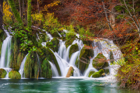Bild-Nr: 12788155 kleiner Wasserfall im bunten Herbstwald Erstellt von: Daniela Beyer