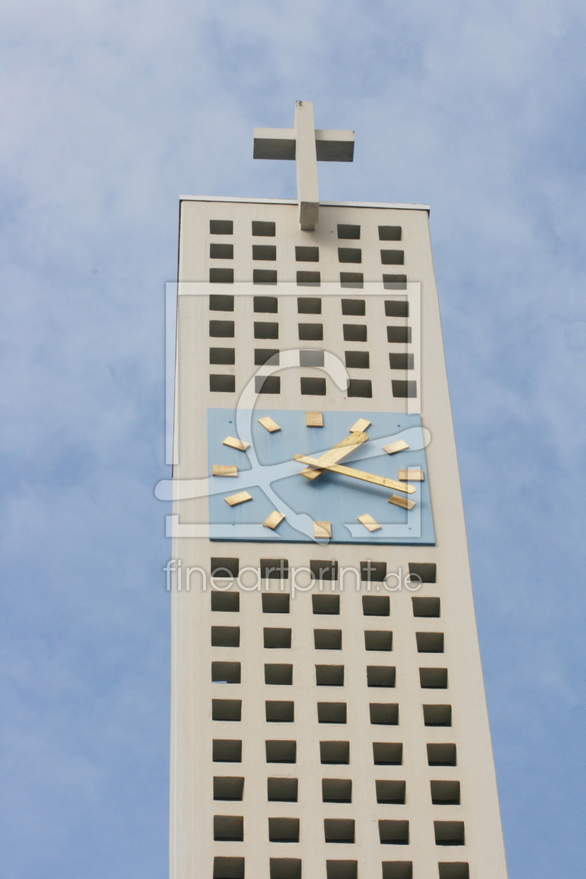 Bild-Nr.: 10083317 Moderner Kirchturm mit  Uhr und Kreuz erstellt von hadot