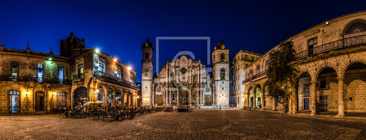 Bild-Nr.: 10652076 Placa de la Catedral in Havanna zur blauen Stunde Panorama erstellt von Jean Claude Castor