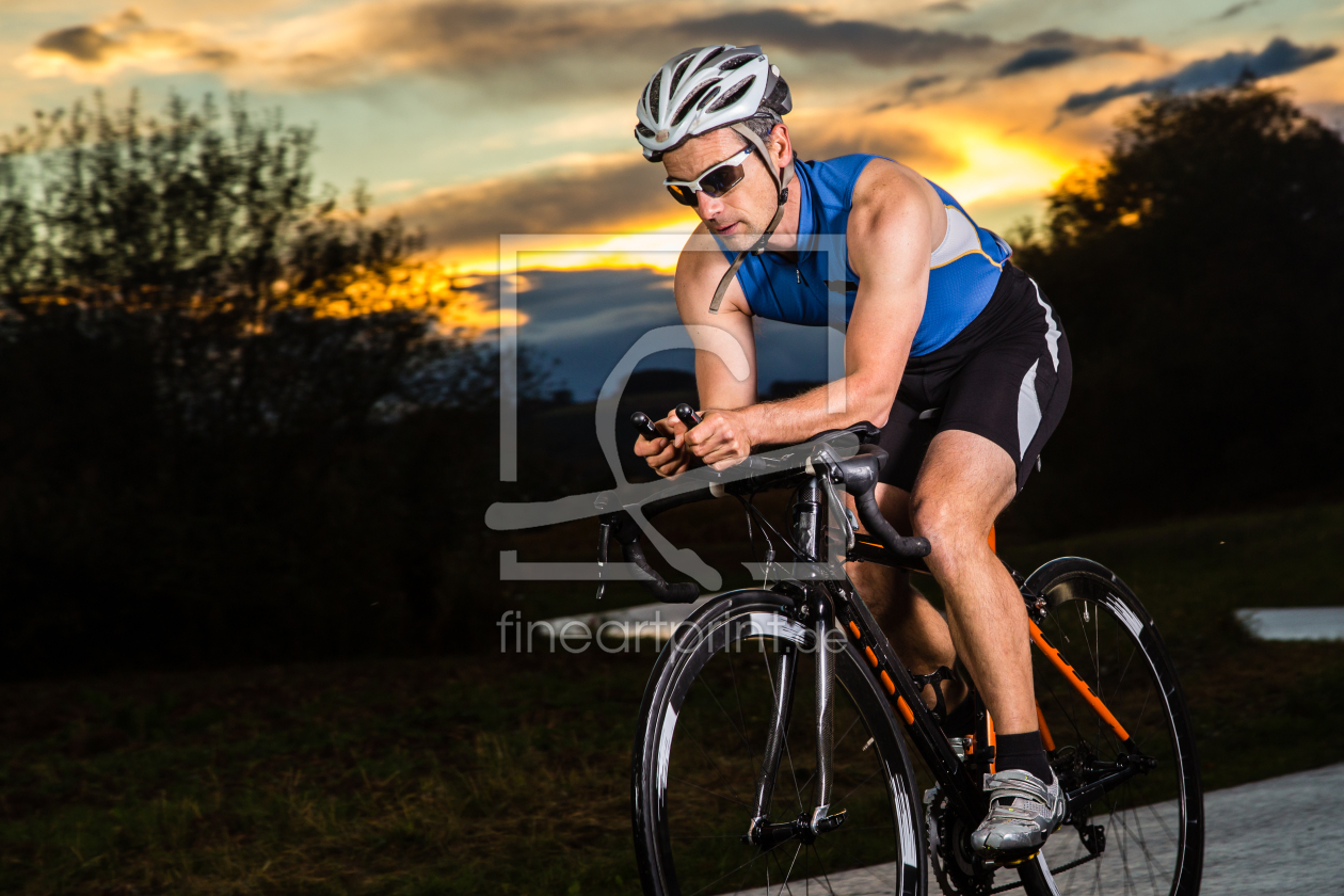 Bild-Nr.: 10699917 Triathlet beim Radfahren im Morgengrauen erstellt von stefanschurr