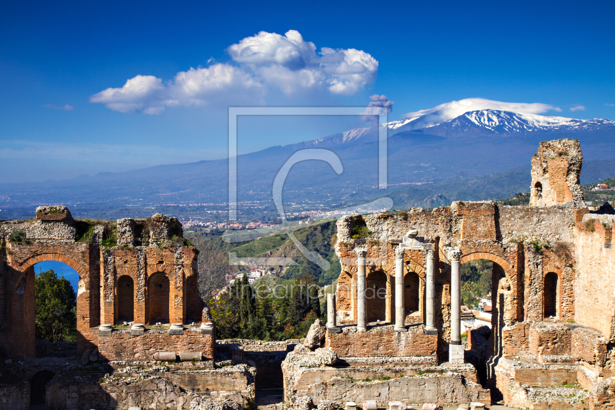 Bild-Nr.: 10917575 Ruins of the Greek Roman Theater, Taormina, Sicily, Italy erstellt von Circumnavigation