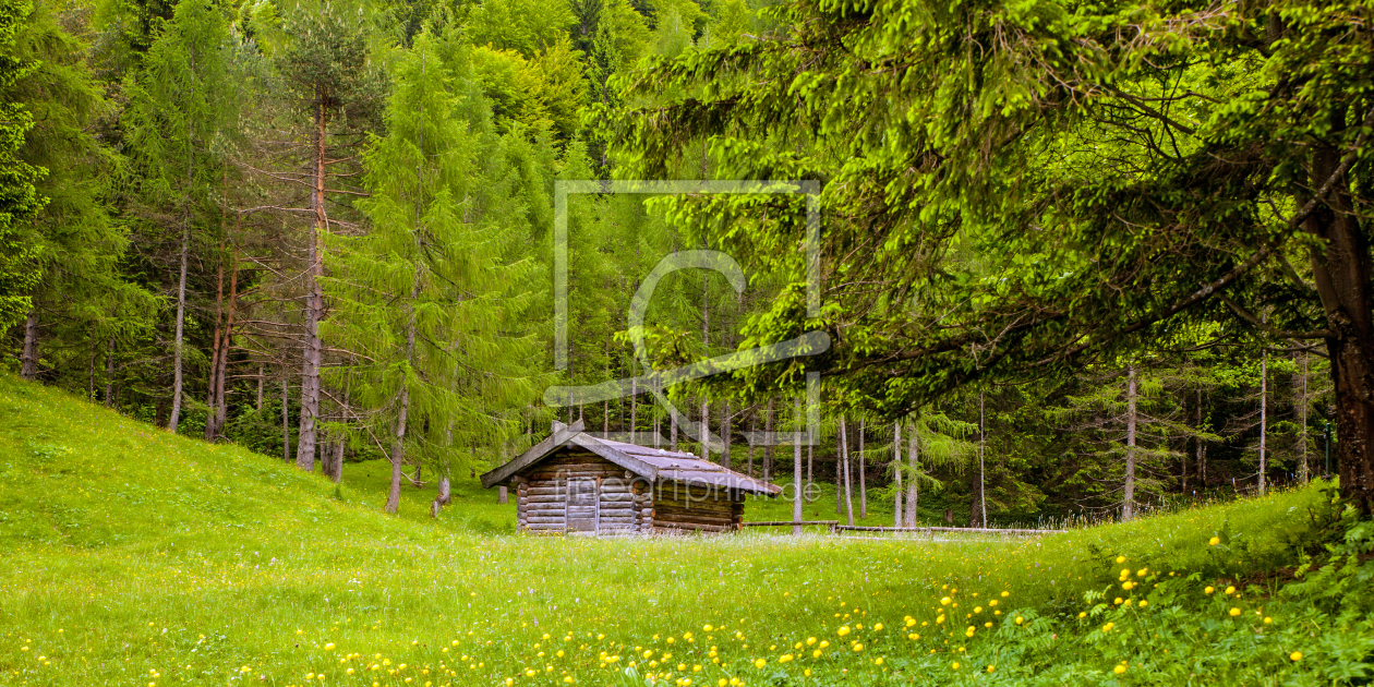 Bild-Nr.: 10958315 Heustadel in Holzblockbauweise - im Luttenseegebiet - Bayern erstellt von wompus