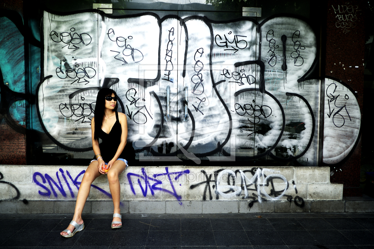 Bild-Nr.: 11001106 Waiting in the Streets of Bangkok, ThailandSilom Road erstellt von danielgiesenphotography