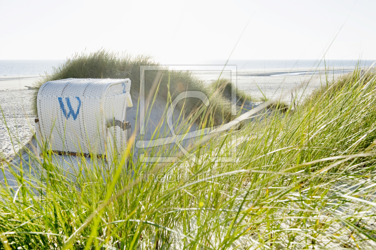 Bild-Nr.: 11184810 weißer Strandkorb in den Dünen erstellt von danielschoenen