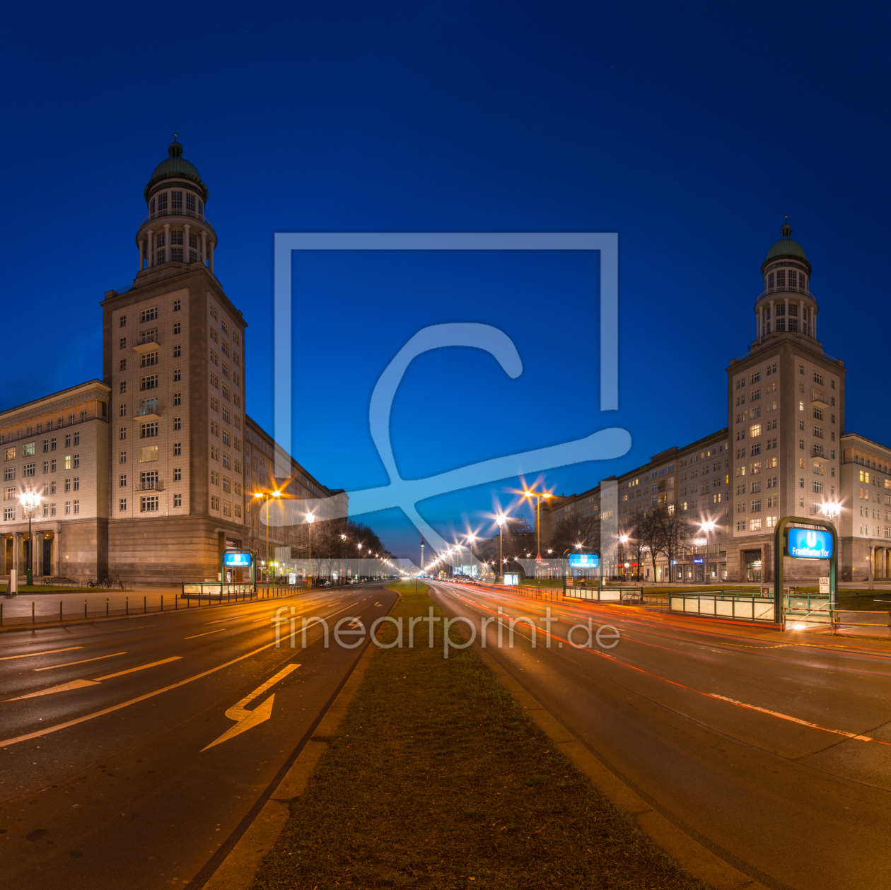 Bild-Nr.: 11207078 Berlin - Frankfurter Tor zur blauen Stunde Panorama erstellt von Jean Claude Castor