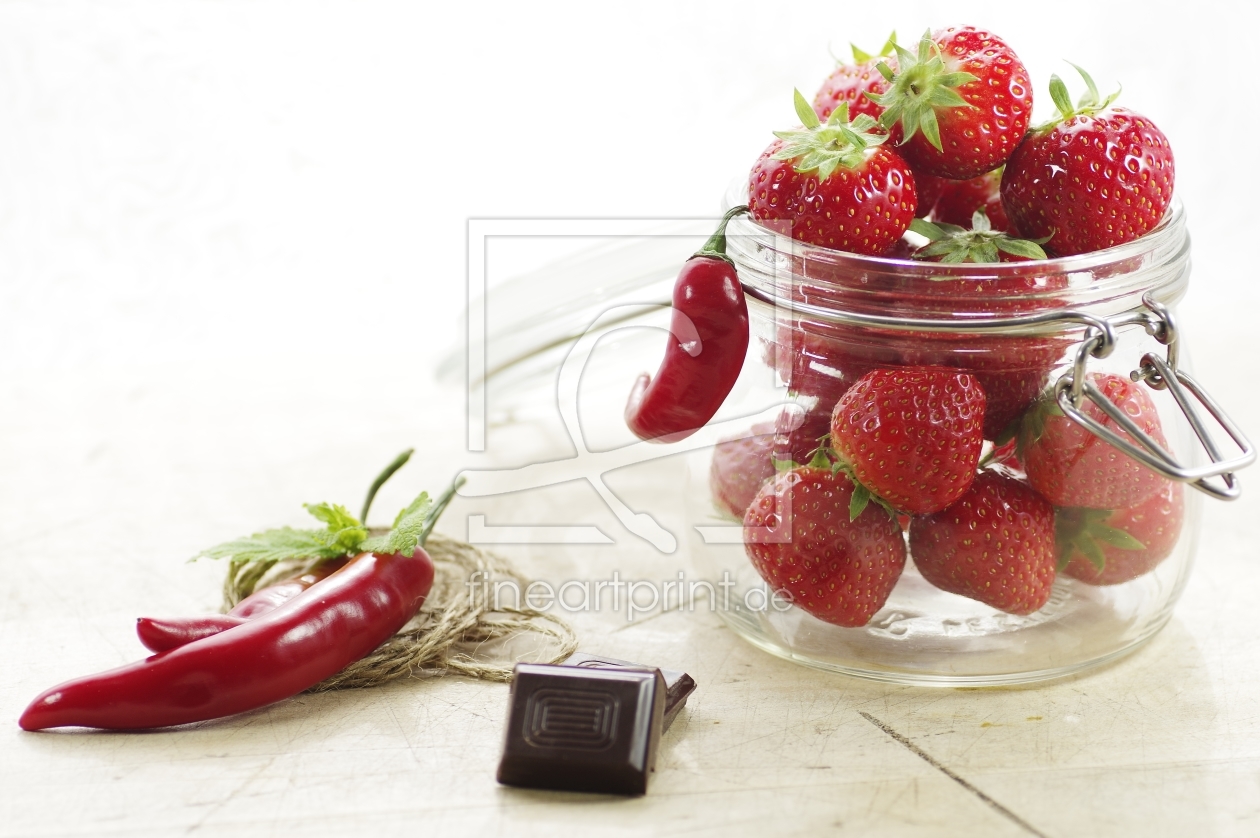 Bild-Nr.: 11249014 Frische Erdbeeren im Glas mit roter Chili und süßer Schokolade erstellt von Tanja Riedel