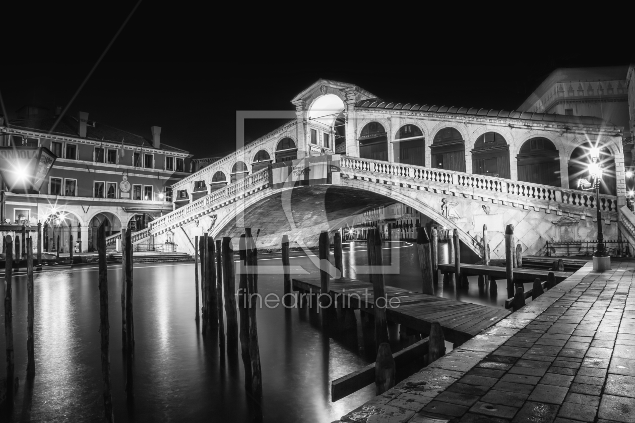 Bild-Nr.: 11359412 VENEDIG Rialtobrücke bei Nacht in schwarz-weiß  erstellt von Melanie Viola