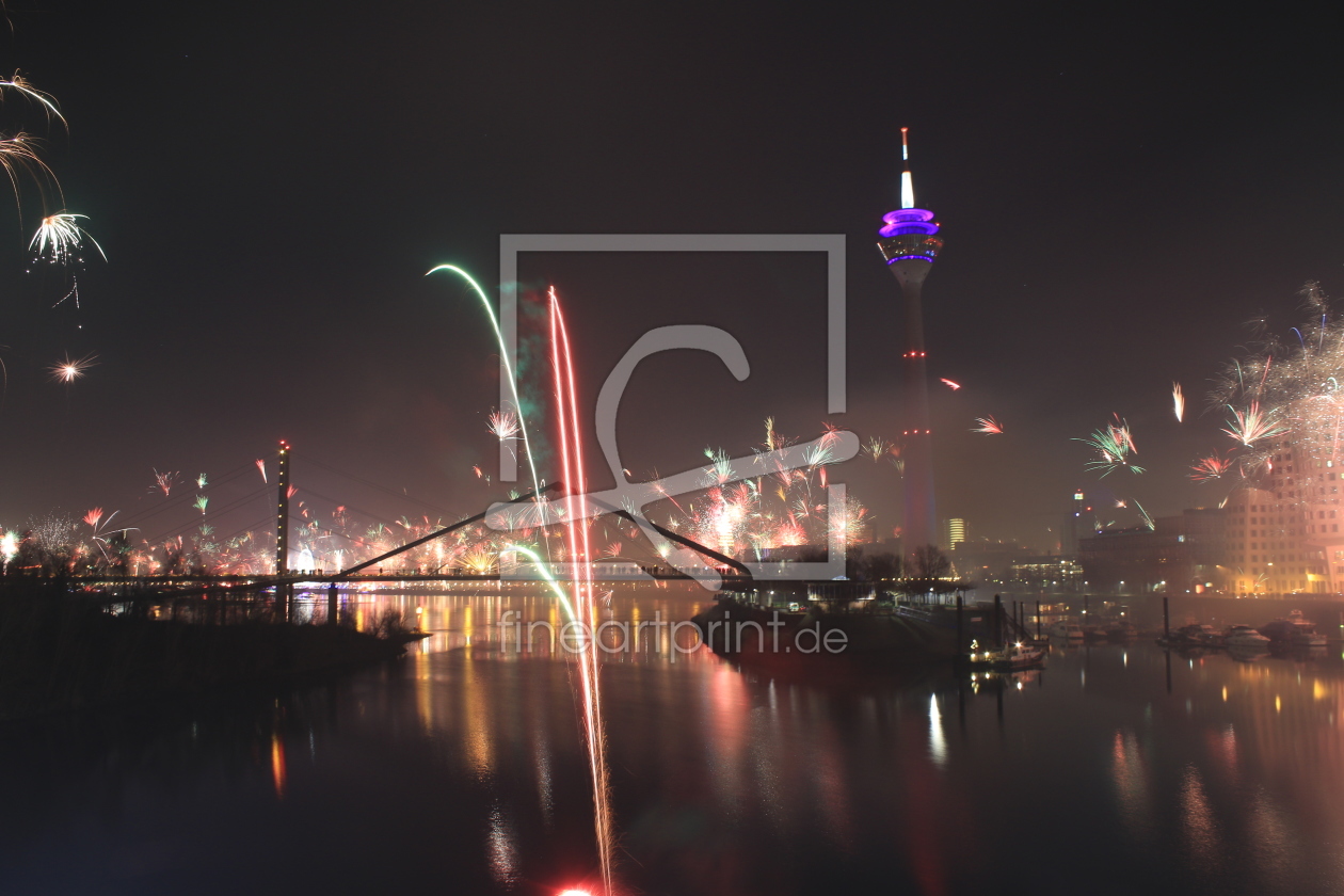 Bild-Nr.: 11423546 Düsseldorf Turm Rhein Feuerwerk erstellt von mario-art