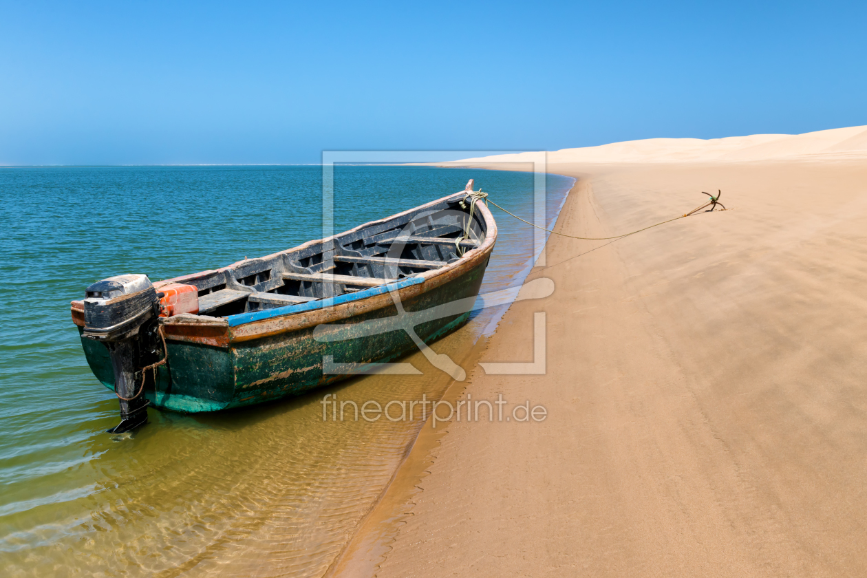 Bild-Nr.: 11575718 Fischerboot an einem einsamen Strand mit Sanddünen. erstellt von sarosa