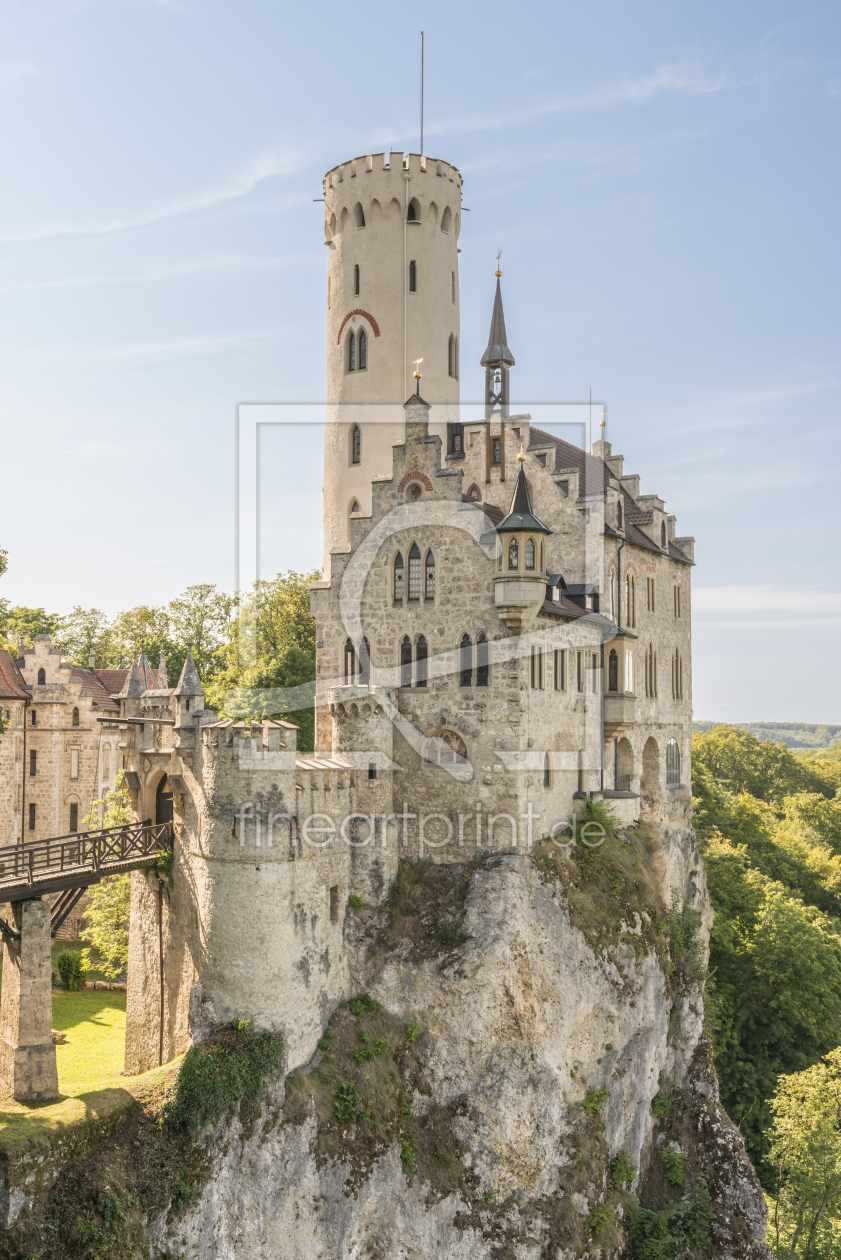 Bild-Nr.: 11712246 Schloss Lichtenstein mit Zugbrücke auf massivem Felsen gebaut im Hochformat erstellt von StGrafix