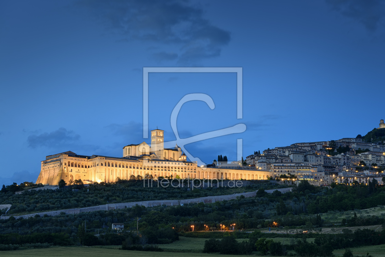 Bild-Nr.: 11765076 Abendszene beleuchtetes Assisi erstellt von Wolfgang Zwanzger