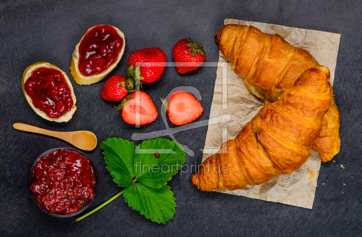 Bild-Nr.: 11769826 Croissant mit Erbeermarmelade erstellt von xfotostudio