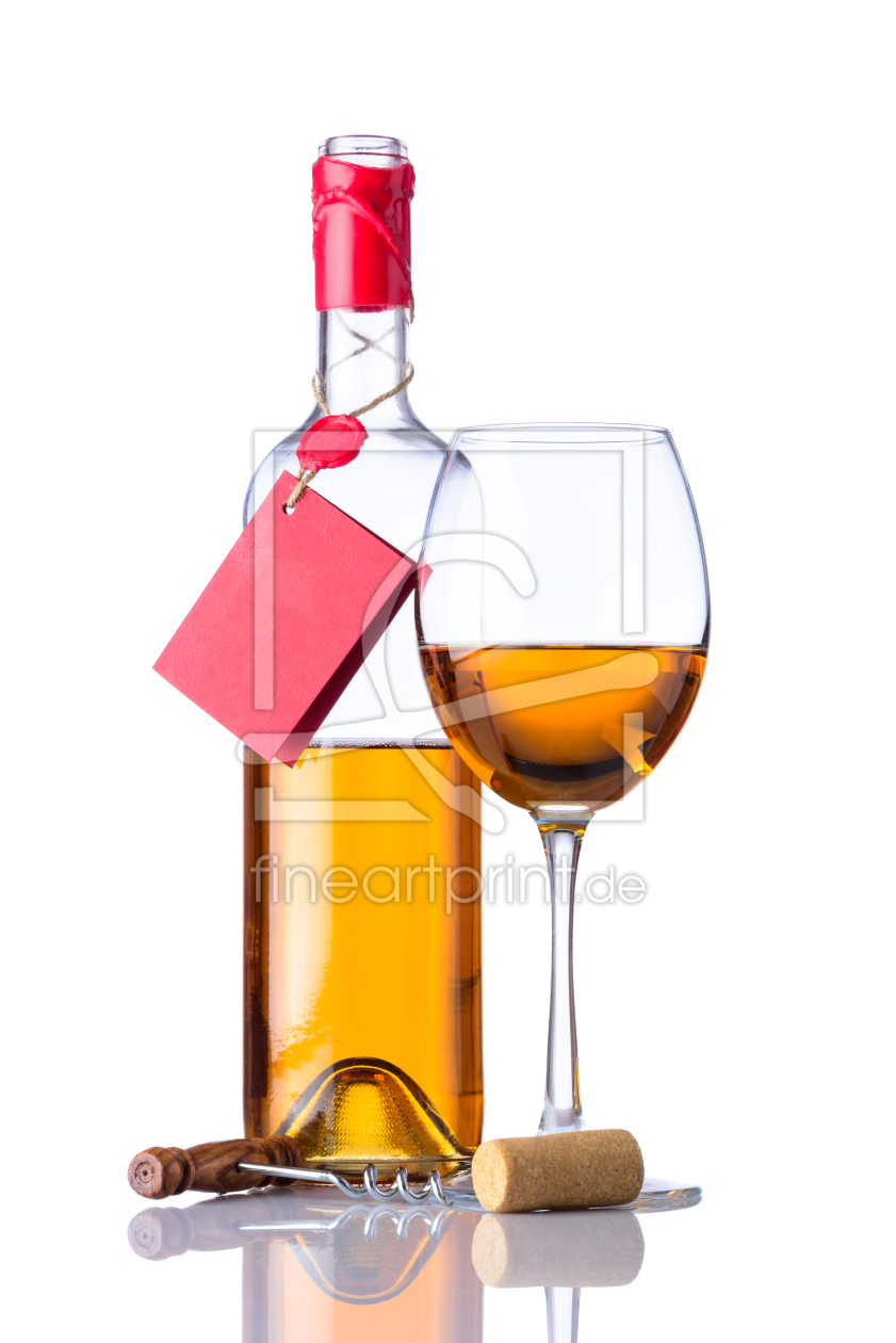 Bild-Nr.: 11772266 Flasche und Becher Weißwein Bild-Nr.: 11772266 Flasche und Becher Weißwein erstellt von xfotostudio