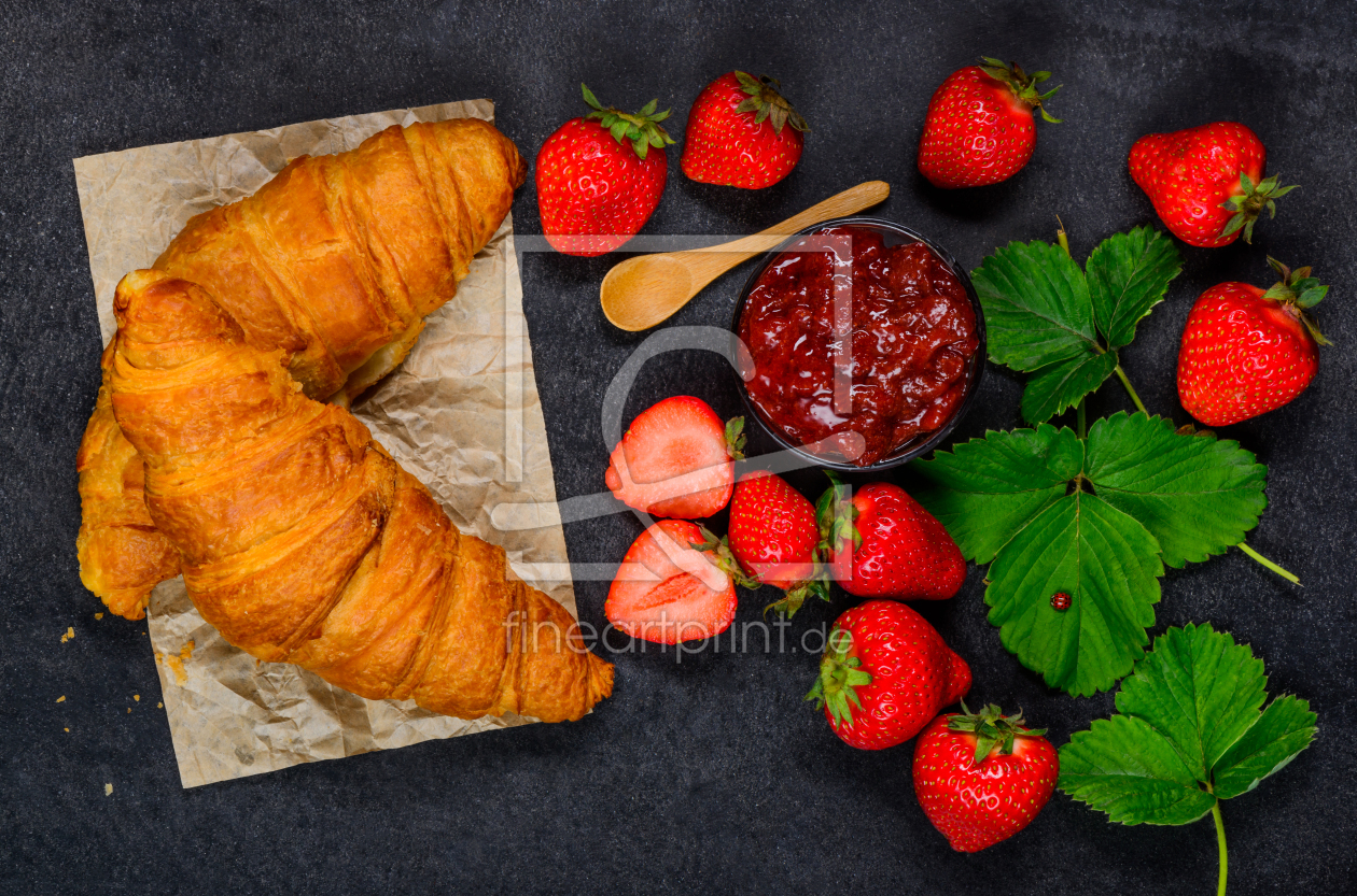 Bild-Nr.: 11826095 Frische Erdbeeren mit Croissant und Marmelade erstellt von xfotostudio