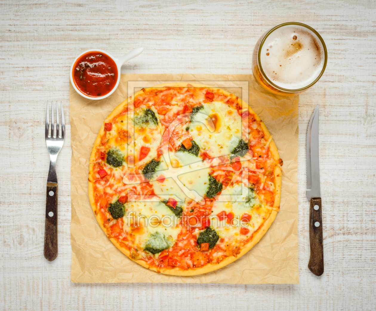 Bild-Nr.: 11826167 Pizza mit Soße und Glass Bier erstellt von xfotostudio
