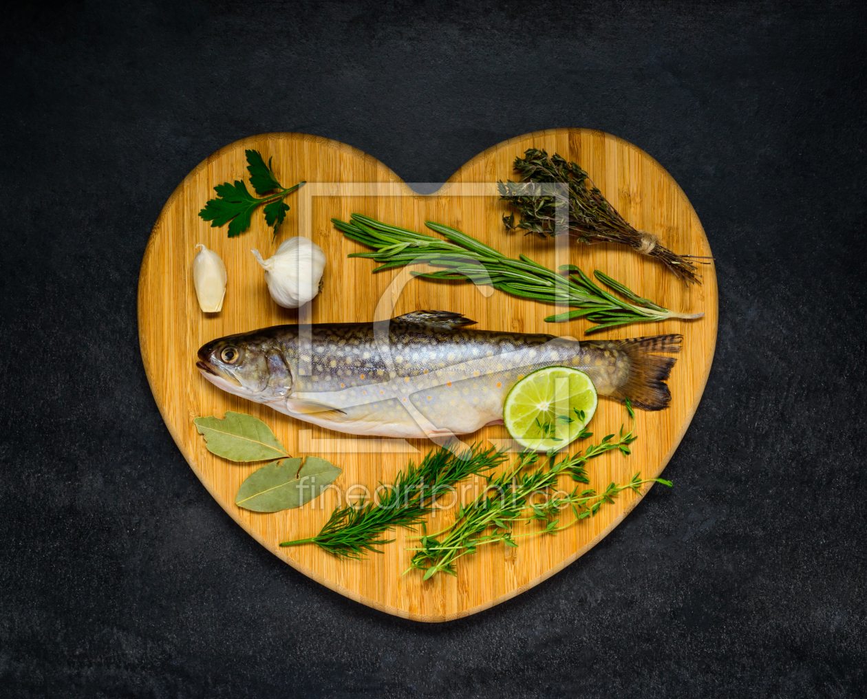 Bild-Nr.: 11830411 Roher Fisch auf einem Herz Kochbrett mit Zutaten erstellt von xfotostudio