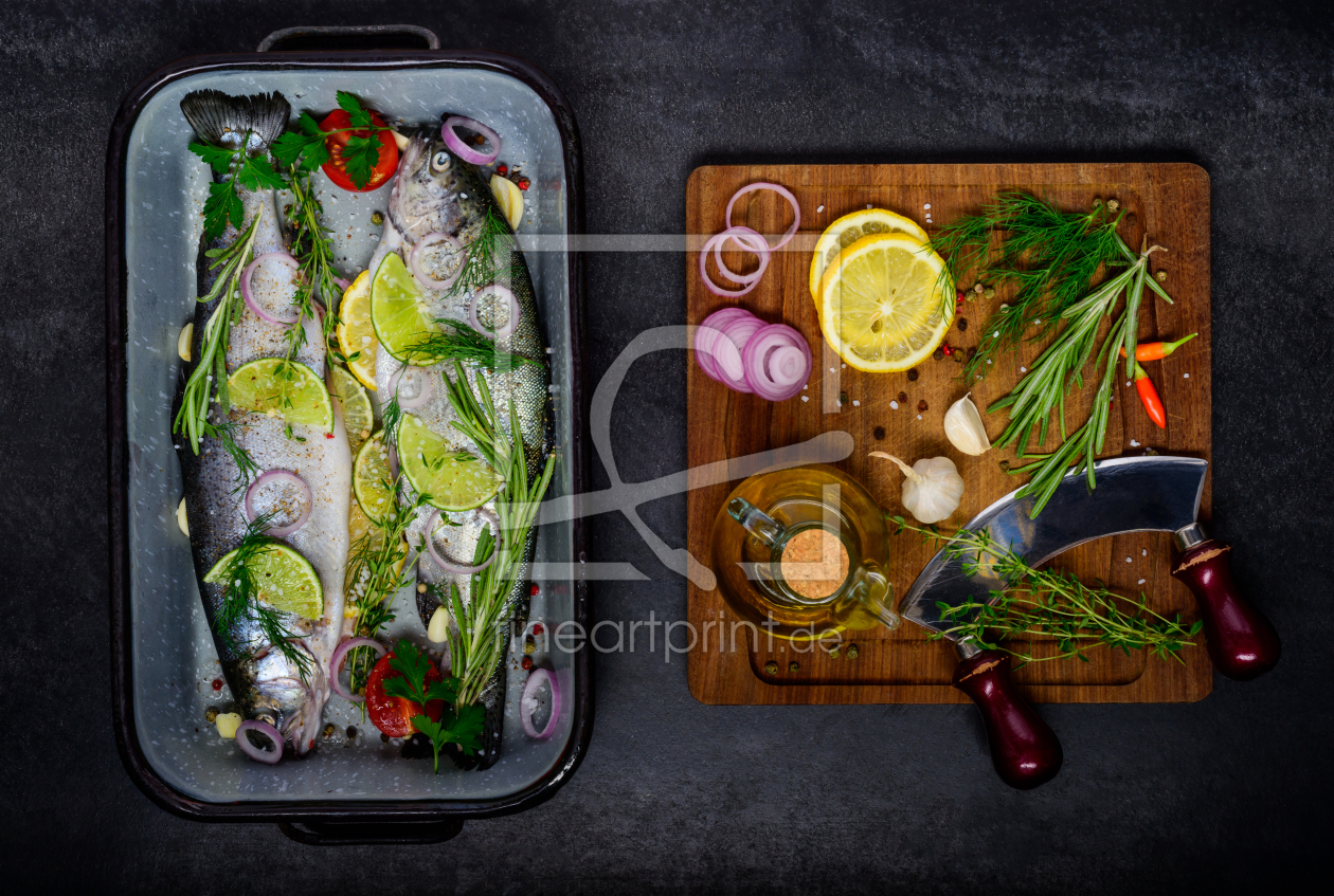 Bild-Nr.: 11830413 Fisch in Backpfanne und Kochbrett mit Zutaten erstellt von xfotostudio