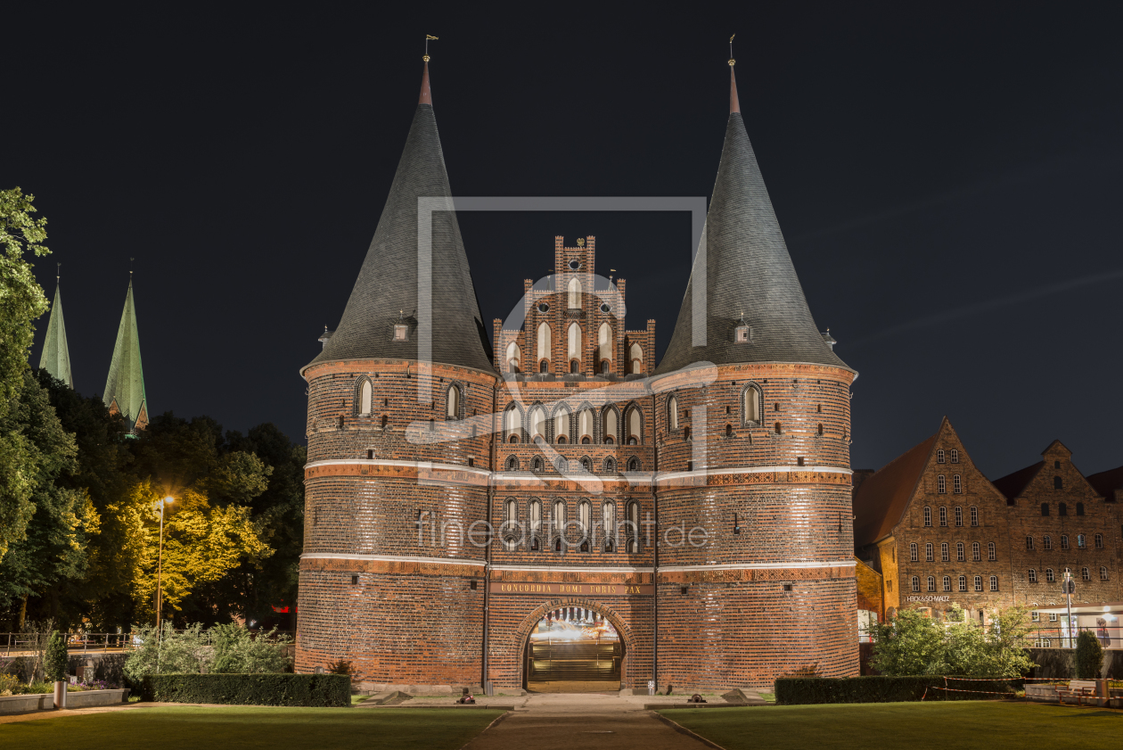 Bild-Nr.: 11846697 Holstentor in Luebeck at night erstellt von StGrafix