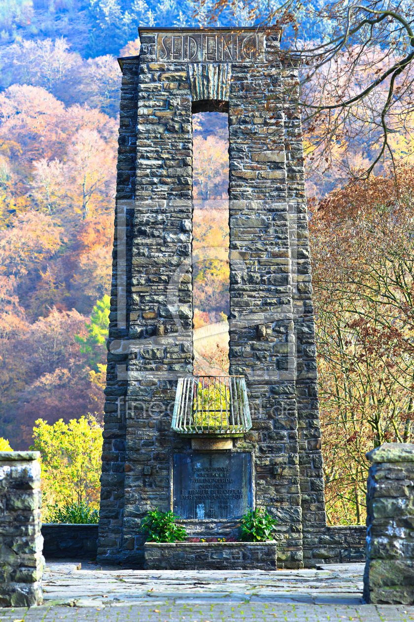 Bild-Nr.: 11855191 Ehrenmal im Herbst erstellt von falconer59