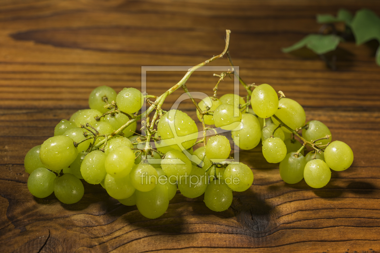 Bild-Nr.: 11872528 Gelbe Weintrauben auf hölzernem  Hintergrund erstellt von EderHans